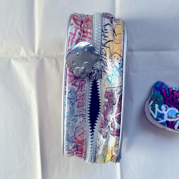 Hello Kitty graphic make up bag and mirror - Picture 3 of 7